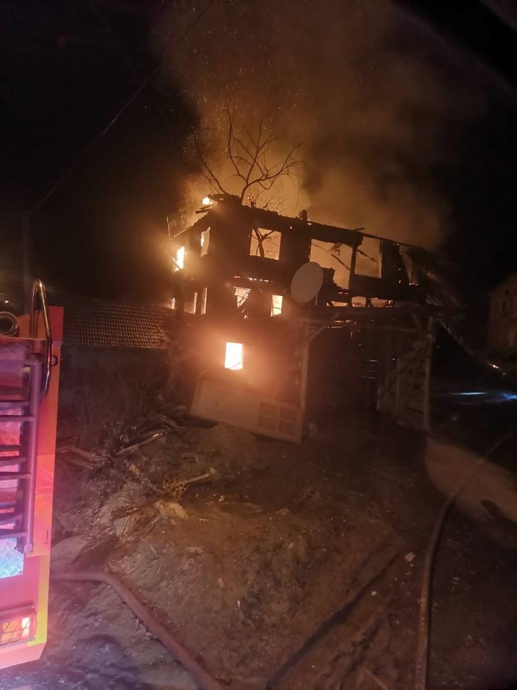 İki katlı ahşap ev alevlere teslim oldu