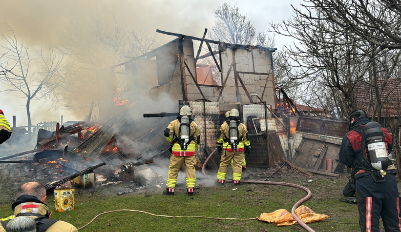 İki katlı ev alev alev yandı