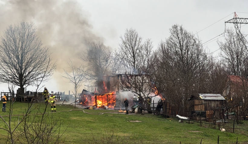 İki katlı ev alev alev yandı