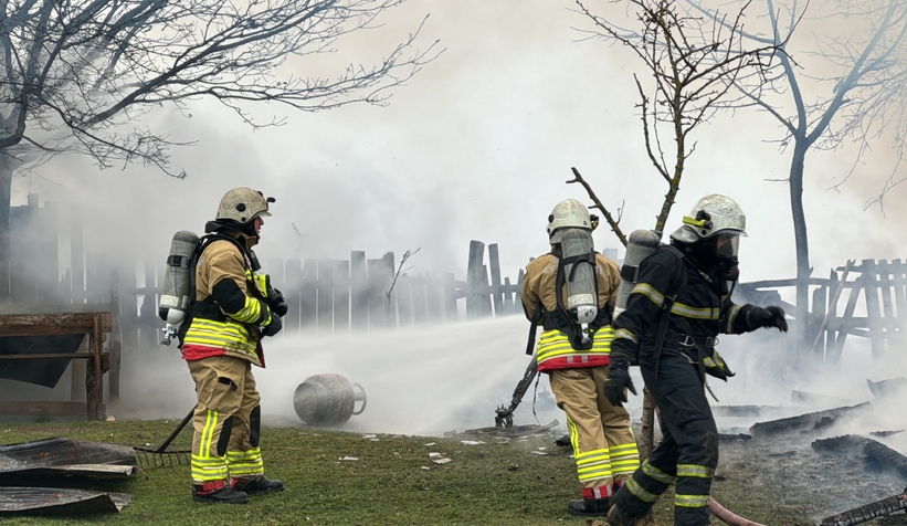 İki katlı ev alev alev yandı