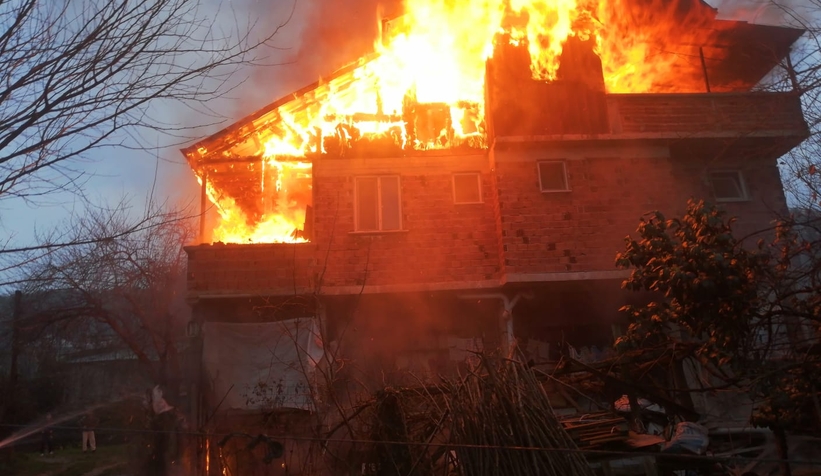 İki katlı ev alev alev yandı