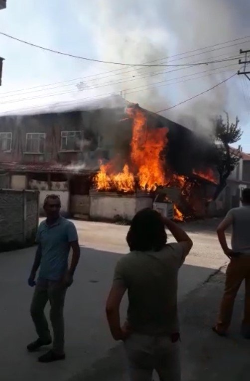 İki katlı ev alev alev yandı