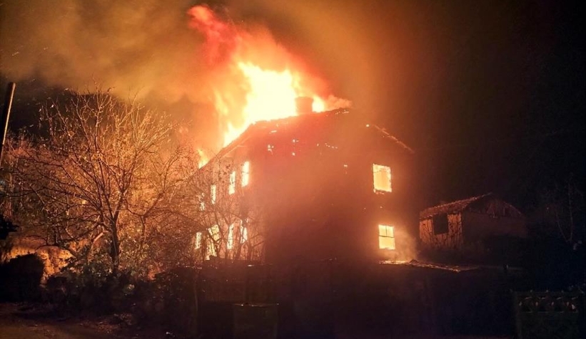 İki katlı ev alev alev yandı