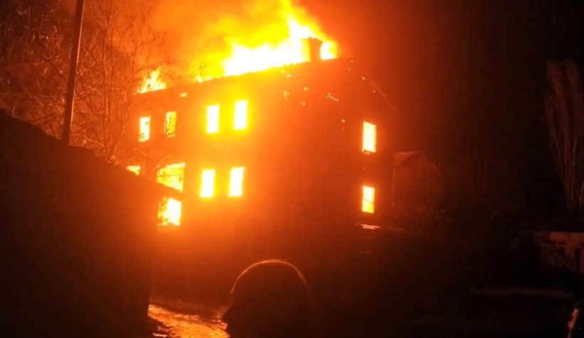 İki katlı ev alev alev yandı