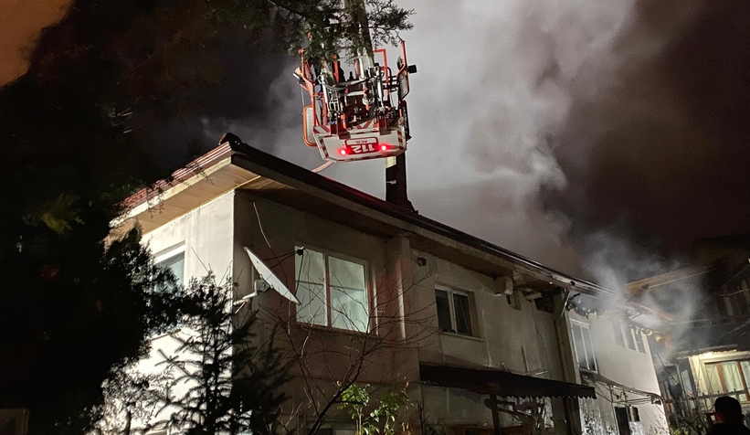 İki katlı ev alevlere teslim oldu