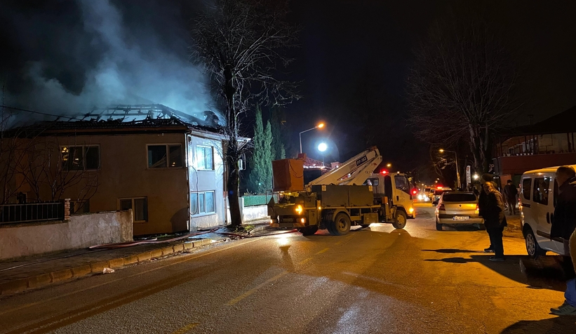 İki katlı ev alevlere teslim oldu