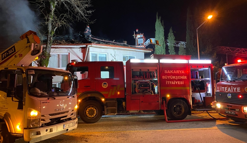 İki katlı ev alevlere teslim oldu