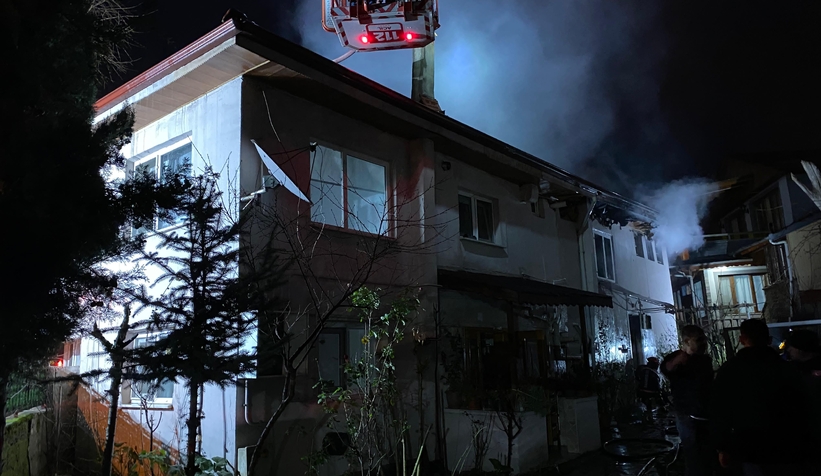 İki katlı ev alevlere teslim oldu