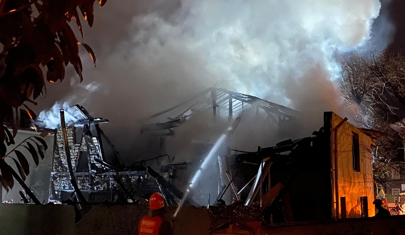 İki katlı ev alevlere teslim oldu