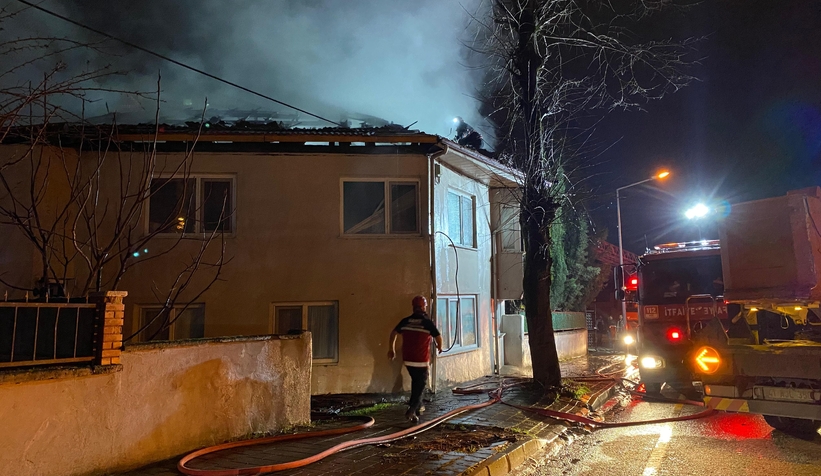 İki katlı ev alevlere teslim oldu