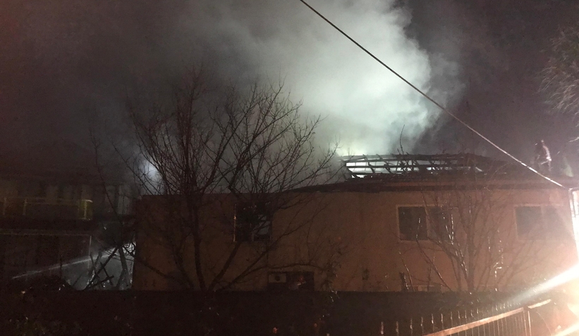 İki katlı ev alevlere teslim oldu