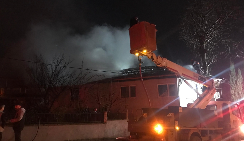 İki katlı ev alevlere teslim oldu