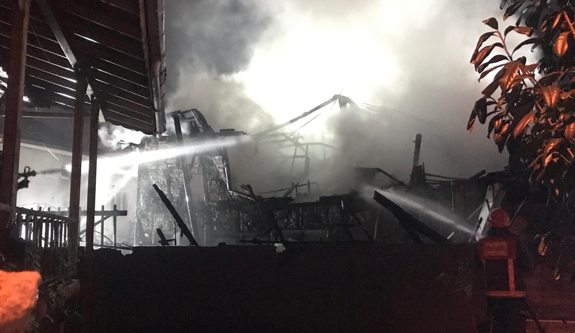 İki katlı ev alevlere teslim oldu