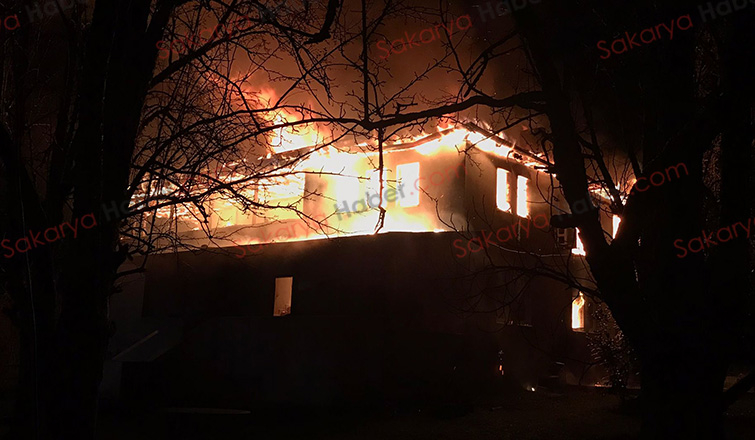 İki katlı ev alevlere teslim oldu