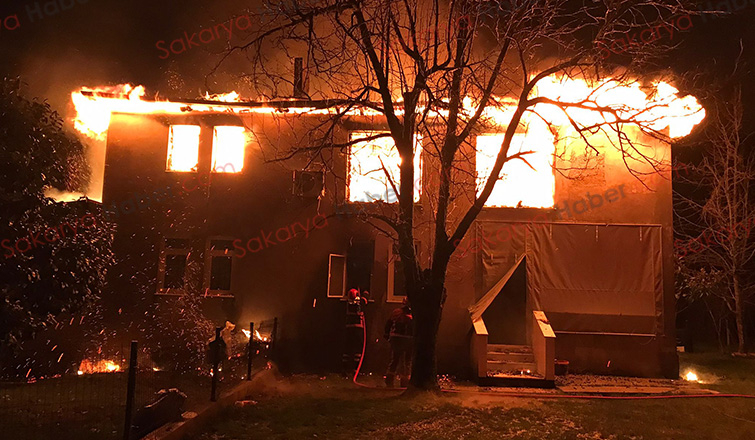 İki katlı ev alevlere teslim oldu