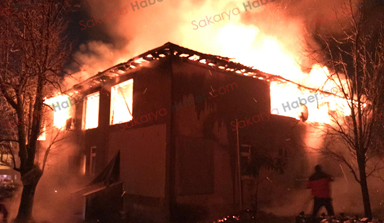 İki katlı ev alevlere teslim oldu