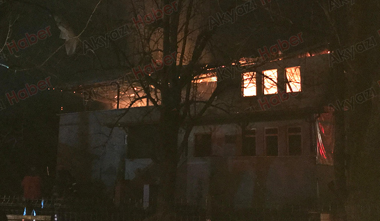 İki katlı ev alevlere teslim oldu