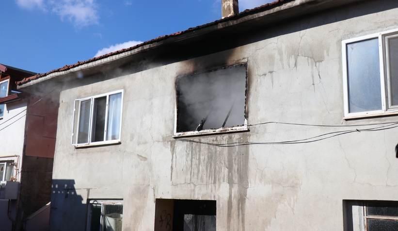 İki katlı evde yangın çıktı