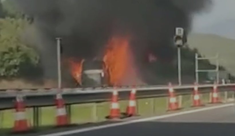 iki katlı yolcu otobüsü alev alev yandı