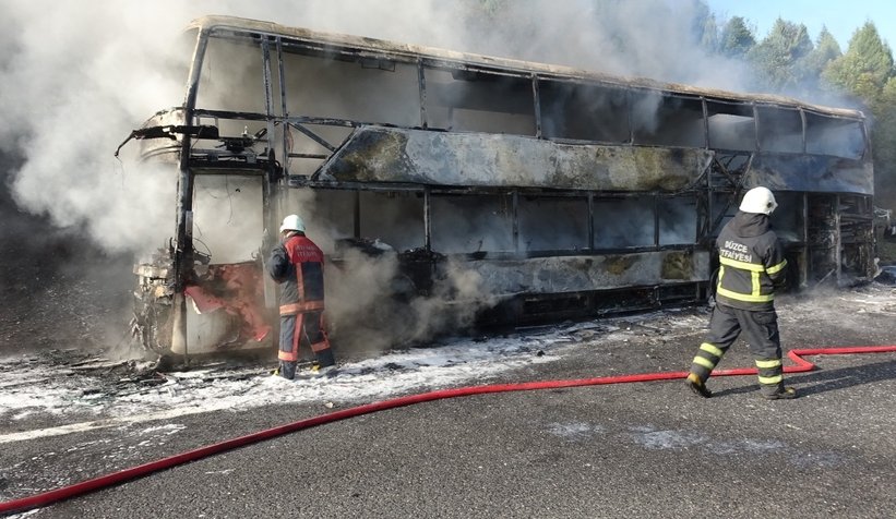 iki katlı yolcu otobüsü alev alev yandı