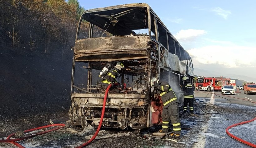 iki katlı yolcu otobüsü alev alev yandı