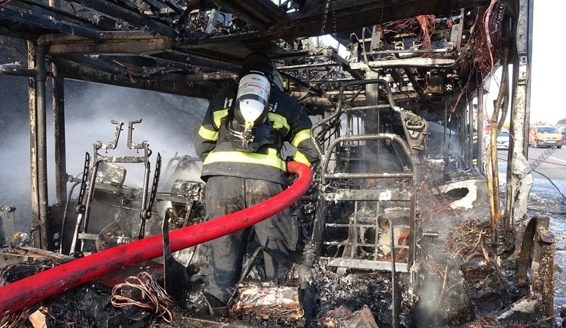 iki katlı yolcu otobüsü alev alev yandı