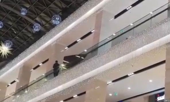 İki kişiyi vurup kendini AVM'ye kilitledi