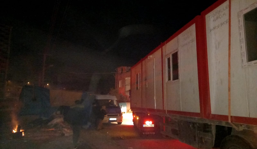 İki konteyneri enkazdan çıkan ailelere ulaştırdılar