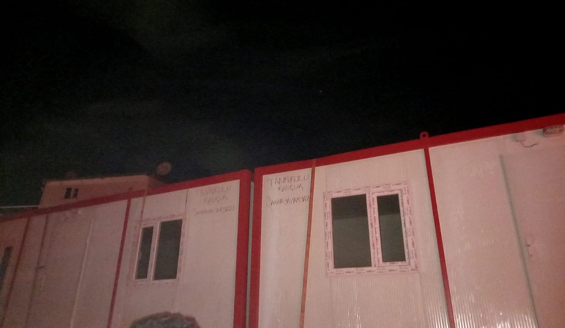 İki konteyneri enkazdan çıkan ailelere ulaştırdılar