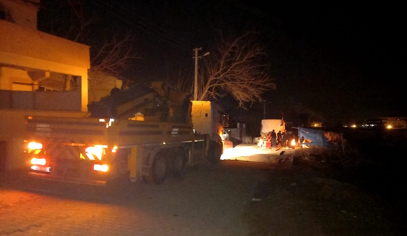 İki konteyneri enkazdan çıkan ailelere ulaştırdılar