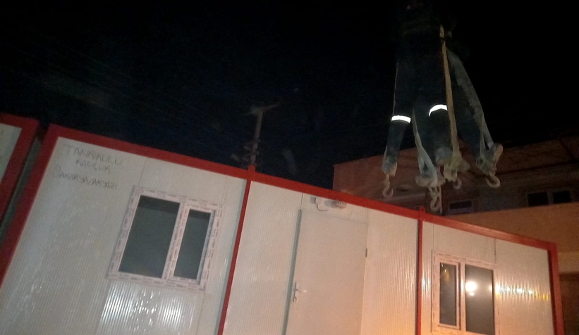 İki konteyneri enkazdan çıkan ailelere ulaştırdılar