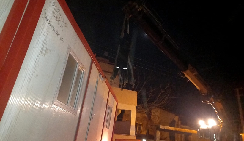 İki konteyneri enkazdan çıkan ailelere ulaştırdılar