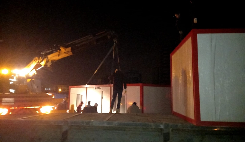 İki konteyneri enkazdan çıkan ailelere ulaştırdılar