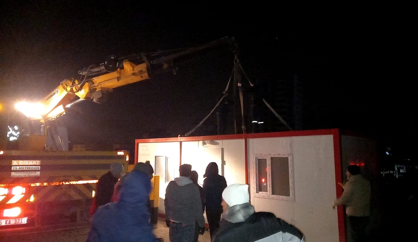 İki konteyneri enkazdan çıkan ailelere ulaştırdılar