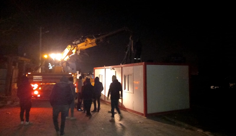 İki konteyneri enkazdan çıkan ailelere ulaştırdılar