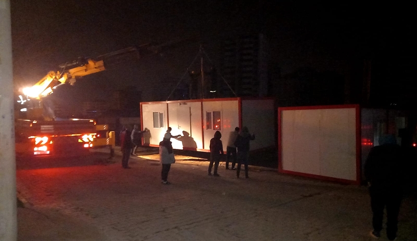 İki konteyneri enkazdan çıkan ailelere ulaştırdılar