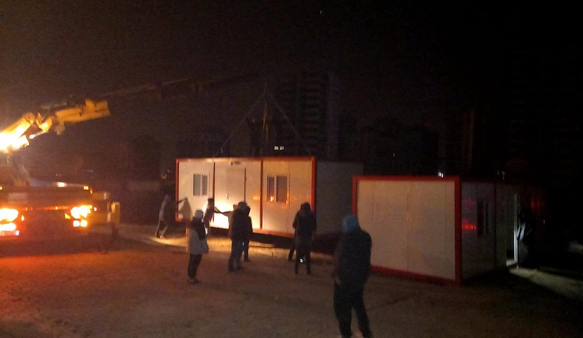 İki konteyneri enkazdan çıkan ailelere ulaştırdılar