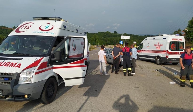 İki otomobil çarpıştı: 3 yaralı