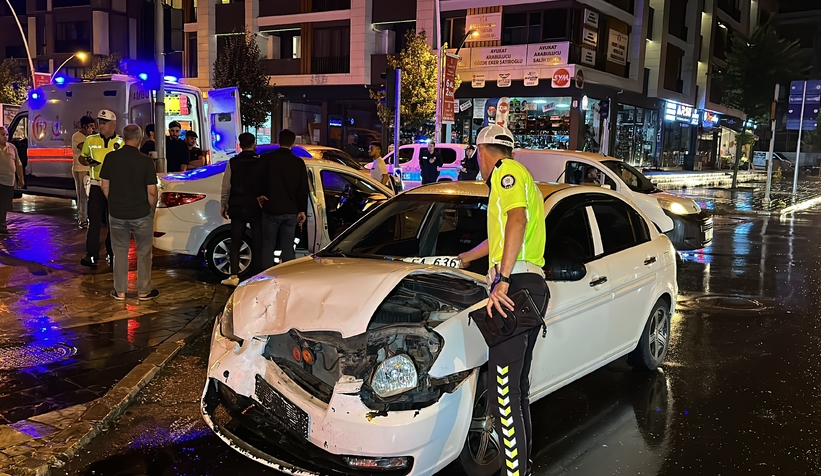 İki otomobil çarpıştı: 3 yaralı