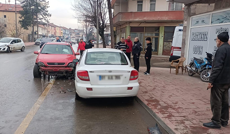 iki-otomobil-carpisti-4-arac-zarar-gordumlnmk0hwzj