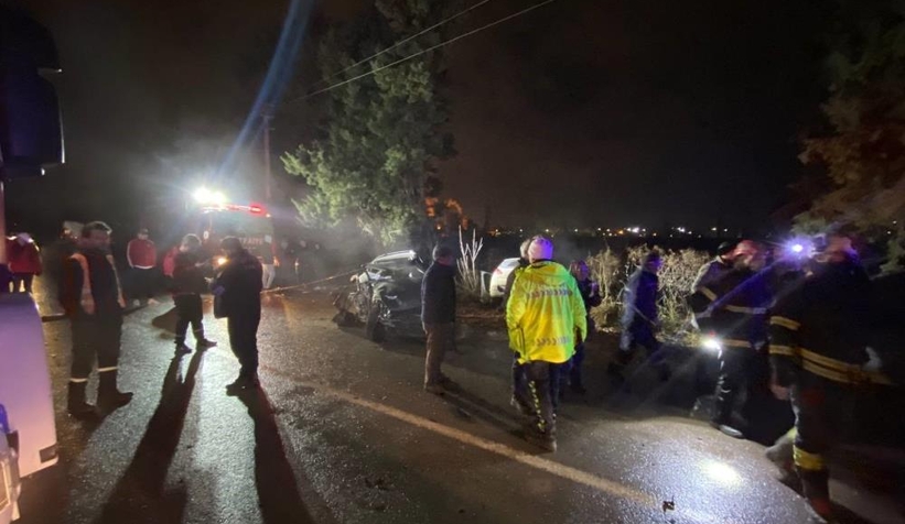  İki otomobil kafa kafaya çarpıştı: 1'i ağır 6 yaralı