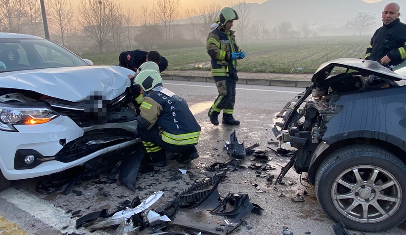 İki otomobil kafa kafaya çarpıştı: 2'si çocuk 4 yaralı