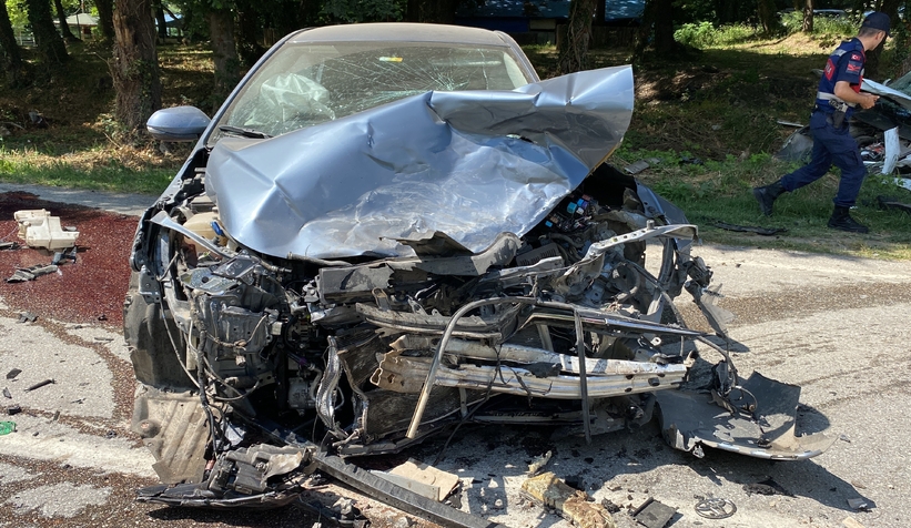 İki otomobil kafa kafaya çarpıştı: 2 yaralı