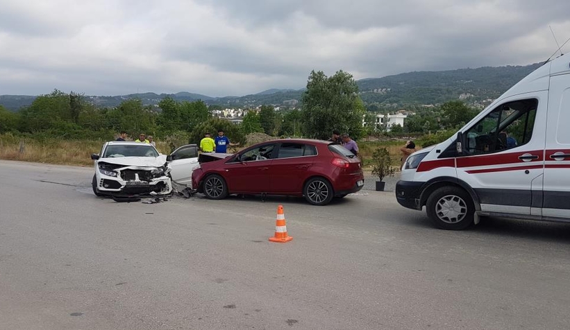 iki-otomobil-kafa-kafaya-carpisti-5-yaraliqw9hr00zmw