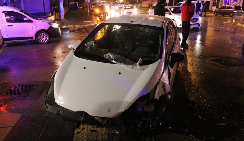 İki otomobil kavşakta çarpıştı: 1'i çocuk 4 yaralı