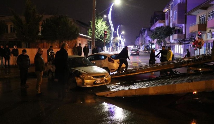 İki otomobil kavşakta çarpıştı: 1'i çocuk 4 yaralı