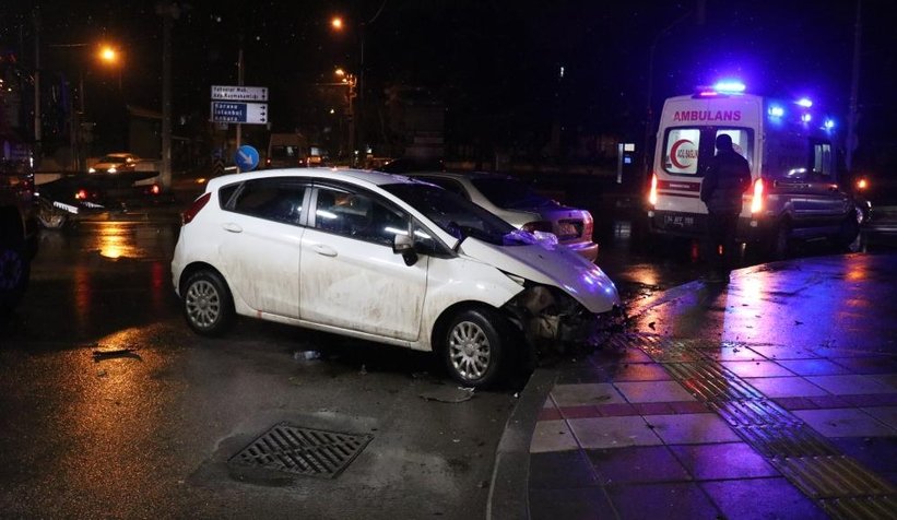İki otomobil kavşakta çarpıştı: 1'i çocuk 4 yaralı