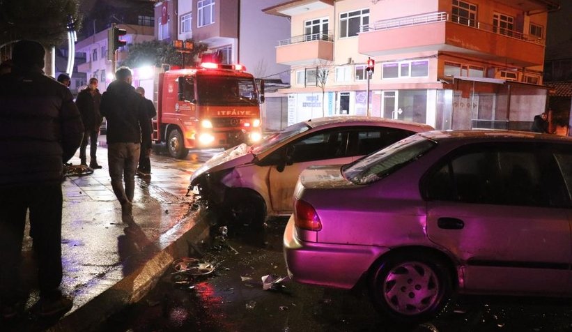 İki otomobil kavşakta çarpıştı: 1'i çocuk 4 yaralı