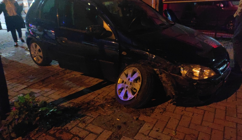 İki otomobilin çarpışması sonucu 2 kişi yaralandı