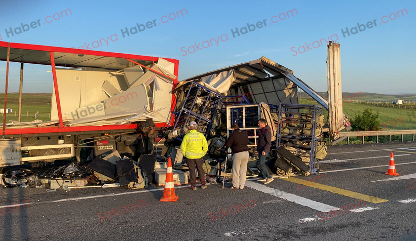 İki tır çarpıştı: Sakaryalı sürücü öldü